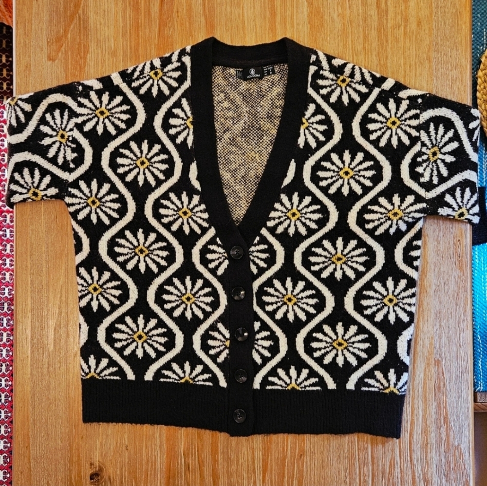 Volcom Daisy Cardigan 💛🖤🤍 - Picture 2 of 10